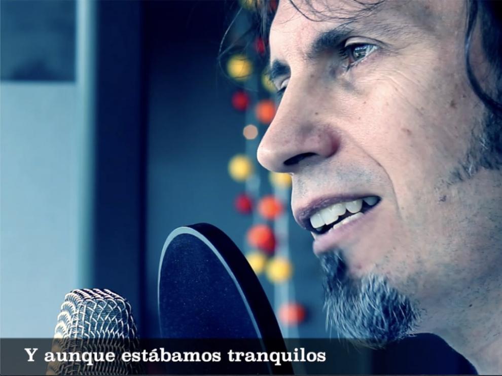 David Angulo, durante la grabación del tema