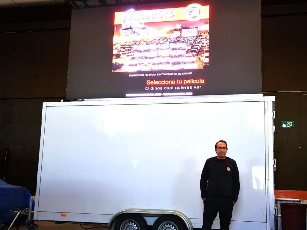 Eduardo Cegoñino, gerente de Sonido 54, junto a uno de los equipos de autocine que ofrecen.