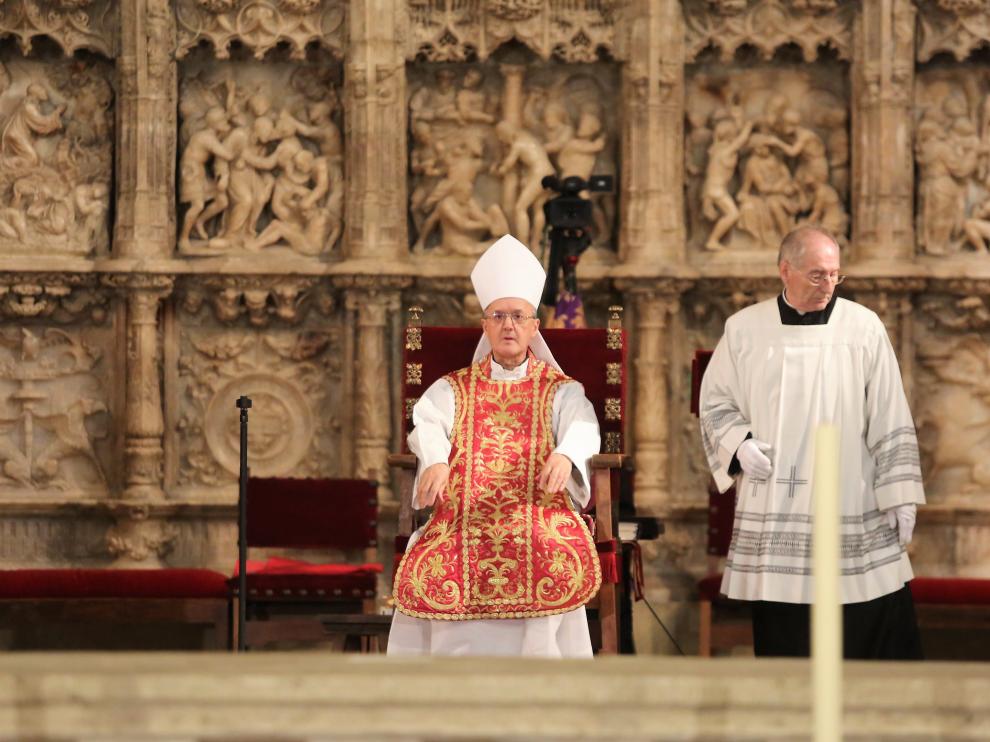 El obispo de Huesca, Julián Ruiz, ha presidido la primera misa tras la reapertura de la catedral.