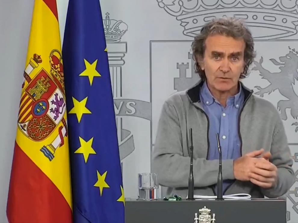 El director del Centro de Coordinación de Alertas y Emergencias Sanitarias (CCAES), el doctor Fernando Simón, cree que "habrá alguna legislación" para hacer públicos los informes de paso de fase en la desescalada pero desconoce cuándo se producirá esa publicación. Así lo ha afirmado al ser preguntado por la posibilidad de conocer esos informes para que haya transparencia total y se puedan comparar, durante la rueda de prensa habitual que ofrece en Moncloa desde que se decretó el estado de alarma el pasado 14 de marzo.