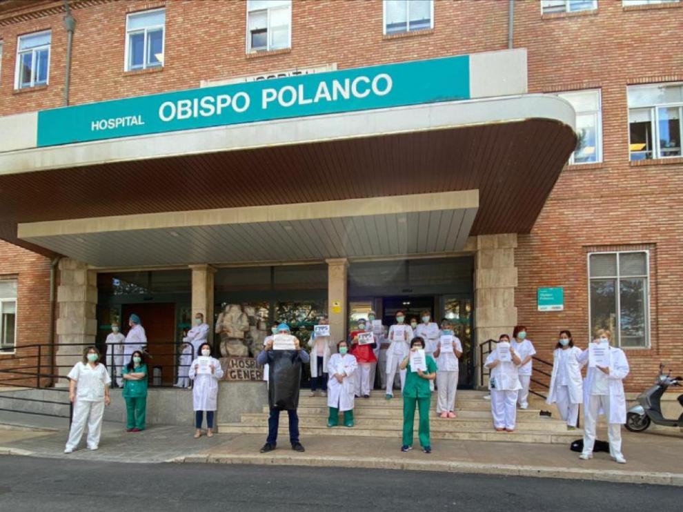 Concentración de trabajadores a las puertas del hospital Obispo Polanco de Teruel.