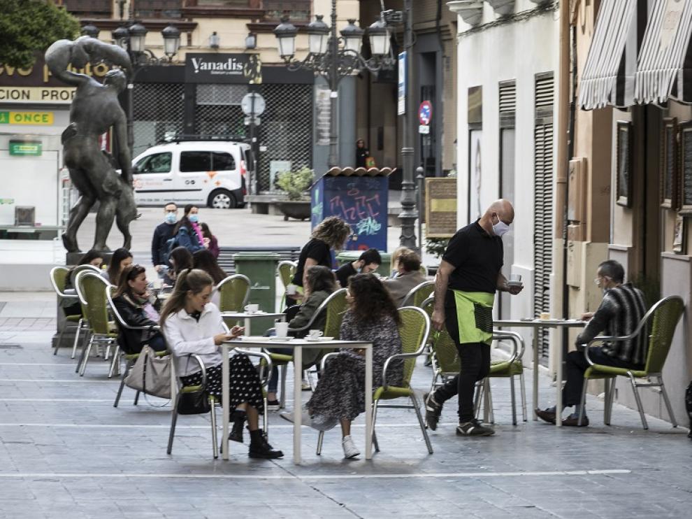 Una terraza en Zaragoza el primer día de la fase 1 de la desescalada