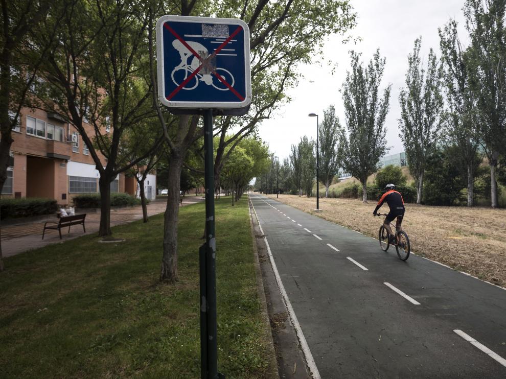 El carril bici originario conserva un tramo que circula en paralelo a la A-2, al final del Actur.