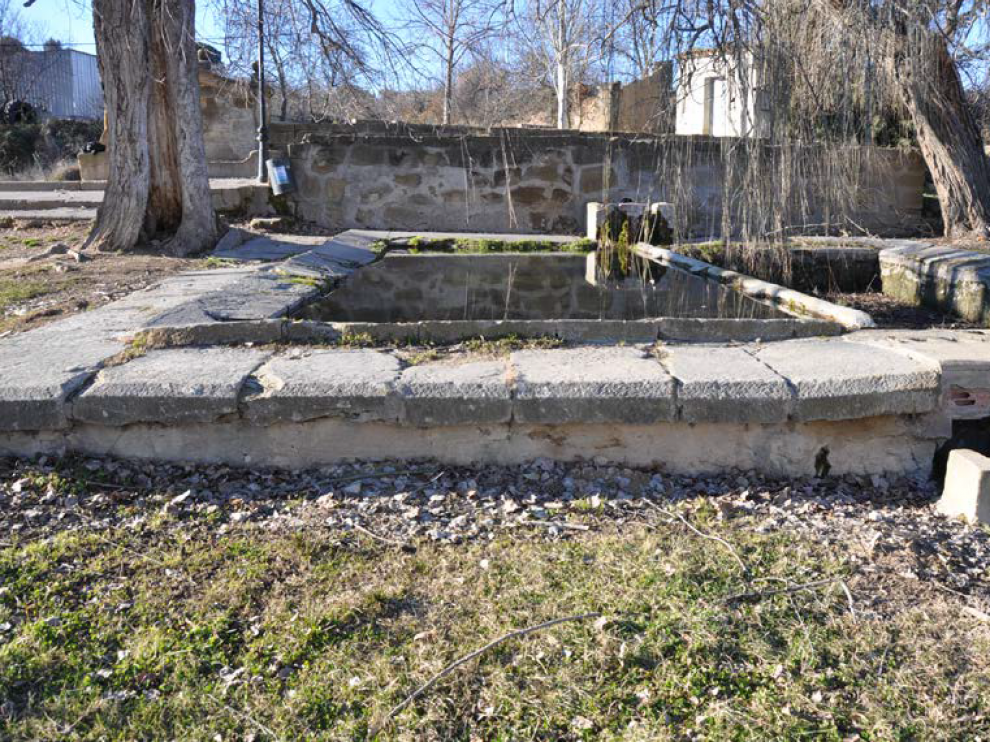 El lavadero, en primer término, y la fuente de Aguas (Loporzano).