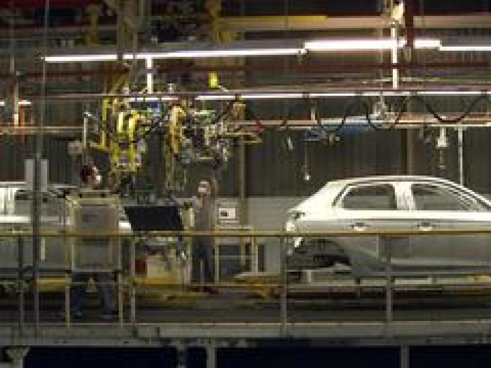 El primer Opel Corsa, que se fabrica en exclusiva mundial en la planta de Zaragoza de Groupe PSA, ha visto la luz después del parón provocado por la crisis actual.