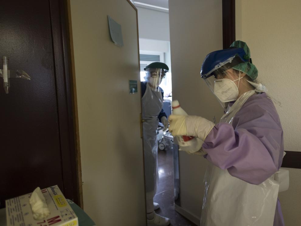 Dos sanitarias del Hospital Miguel Servet, en una zona habilitada para enfermos con Covid-19.
