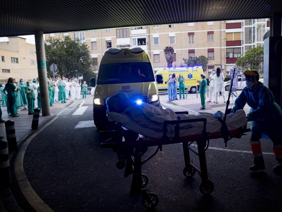 Una camilla entra a Urgencias del hospital Miguel Servet durante un momento de homenaje a los sanitarios del centro.