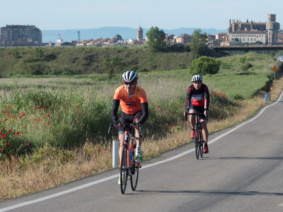 Dos ciclistas, en las afueras de Huesca, el pasado 2 de mayo, cuando se autorizó la práctica deportiva en la calle.