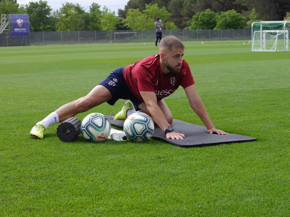Pulido realiza estiramientos durante el entrenamiento de este jueves.