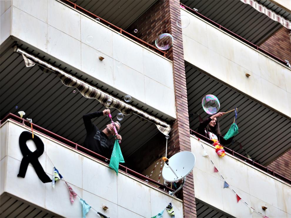 Algunos oscenses secundaron una convocatoria lanzada por las redes sociales para salir a los balcones con la pañoleta verde, el símbolo más laurentino, para expresar su tristeza por la suspensión de San Lorenzo.
