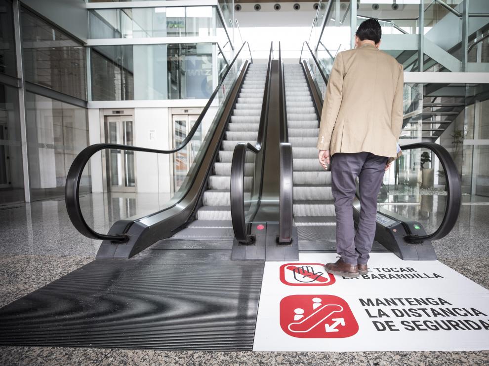Señalización por el coronavirus en el edificio de oficinas WTC Zaragoza.