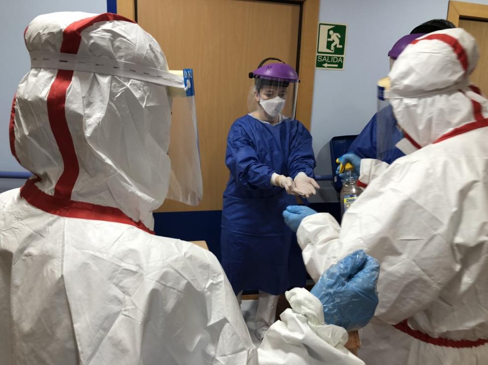 Una doctora se desinfecta después de atender a pacientes infectados de coronavirus
