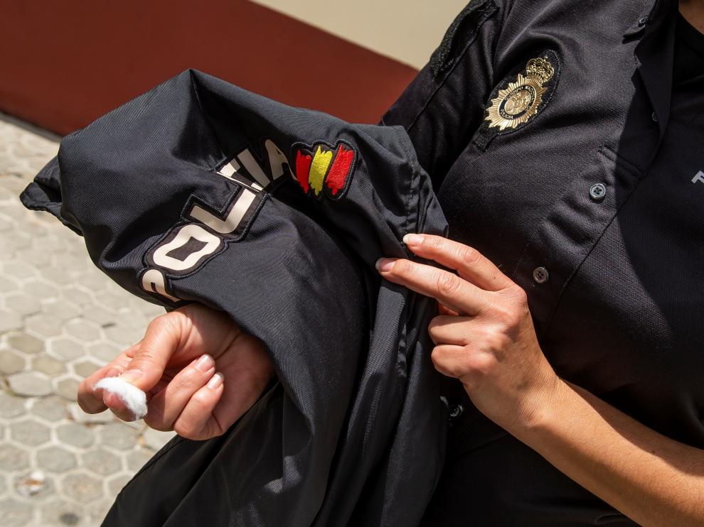 Una Policía Nacional de Sevilla, tras hacerse la prueba de coronavirus.