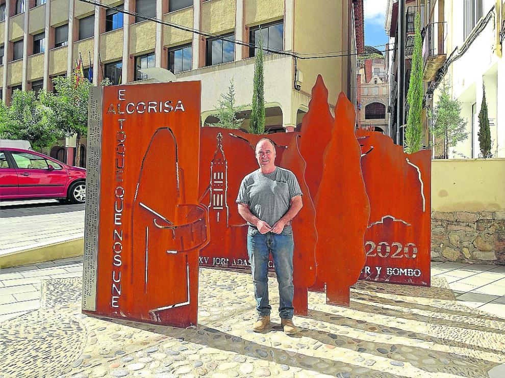 El alcalde, Miguel Iranzo, junto al Monumento al Tambor recién inaugurado.