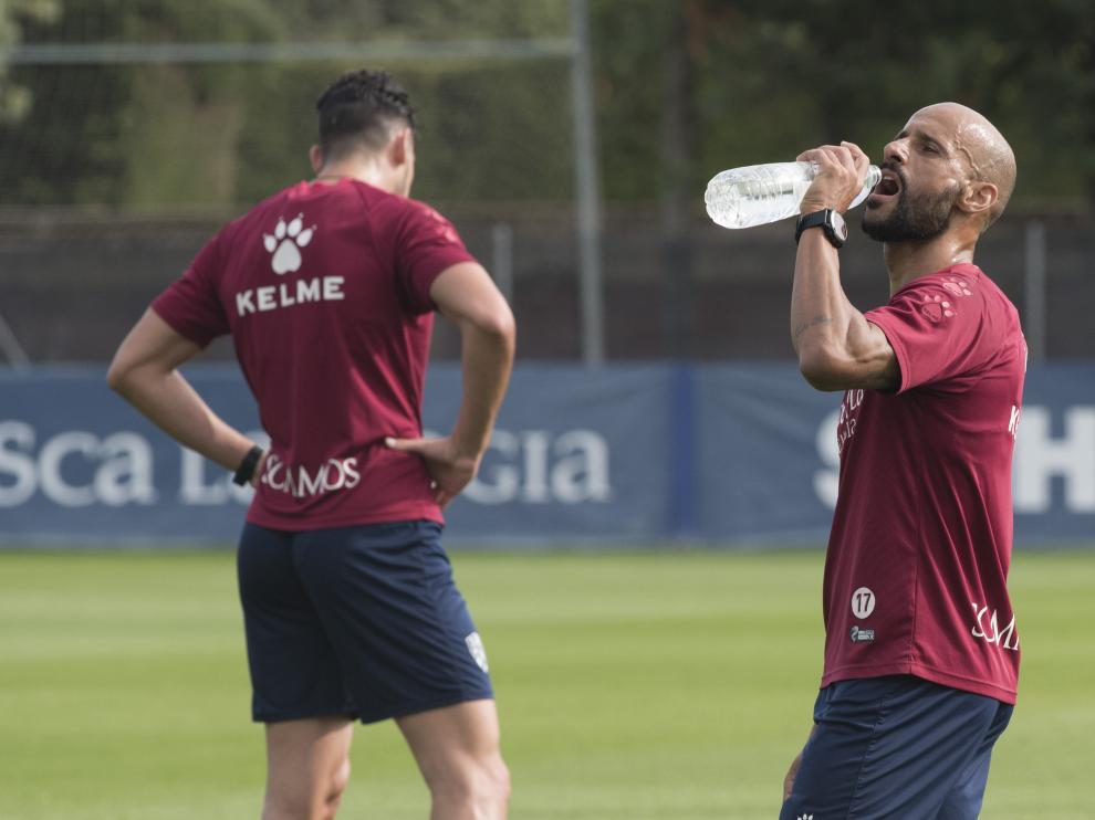 Momento para el refrigerio durante el entrenamiento del viernes.
