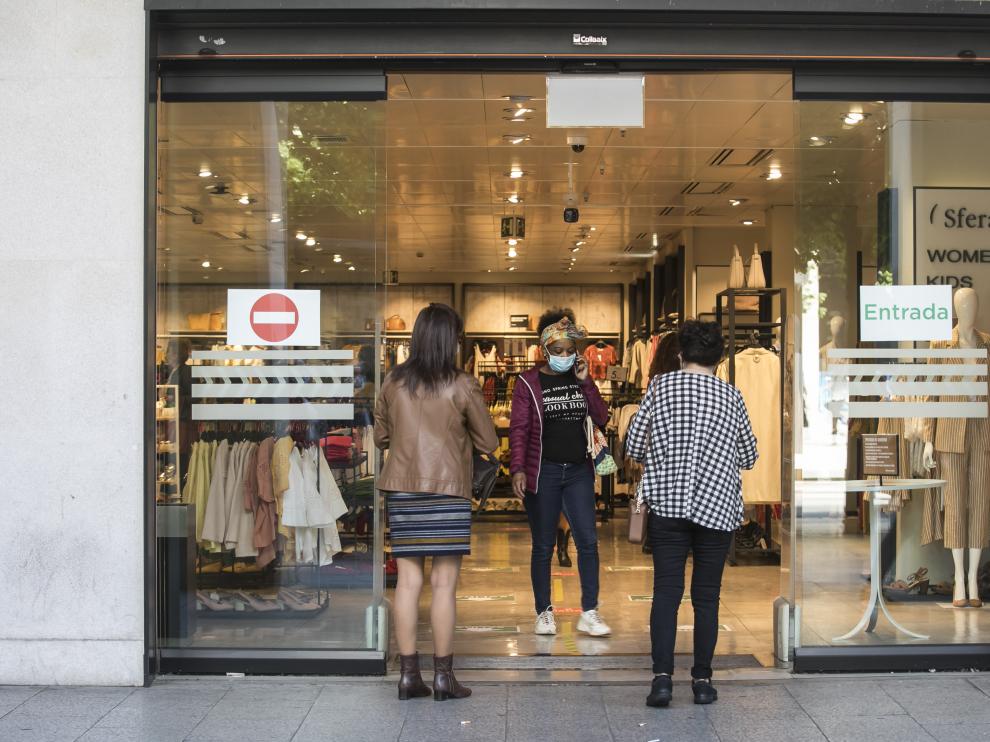 Las tiendas ya pueden abrir y hacen rebajas