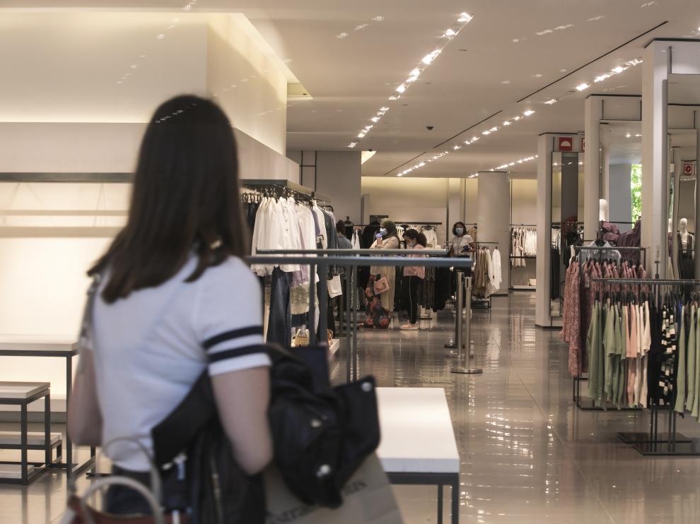 Las tiendas ya pueden abrir y hacen rebajas