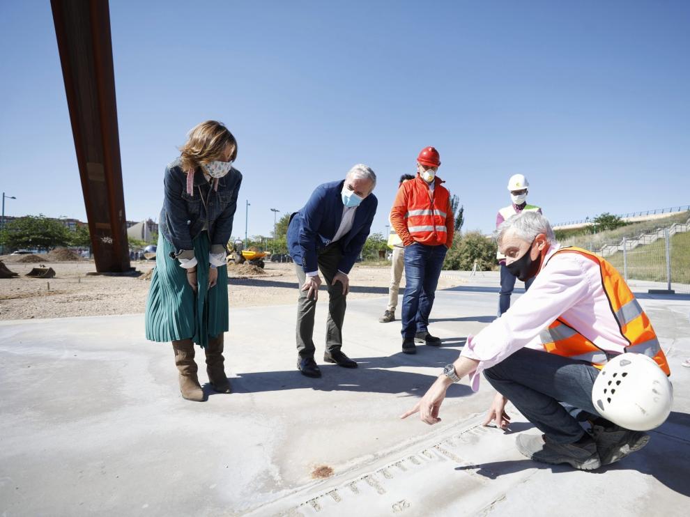 El alcalde de Zaragoza, Jorge Azcón, este lunes, en las obras de pavimentación del entorno del reloj solar de Vadorrey.