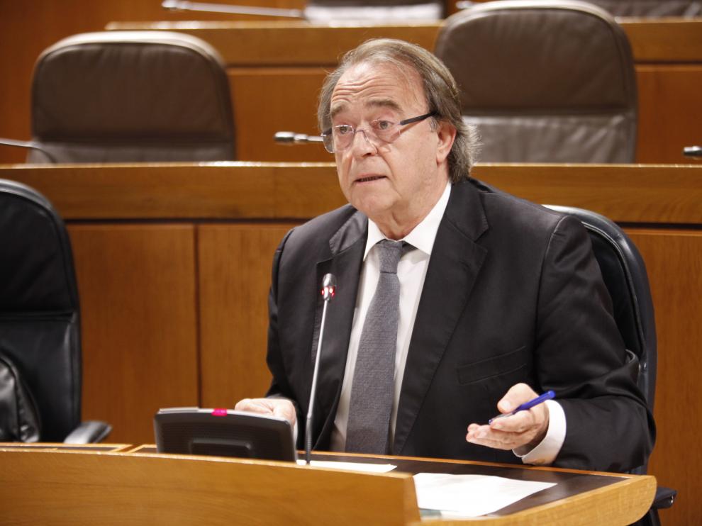 El consejero de Hacienda, Carlos Pérez Anadón, en la comparecencia de este lunes en las Cortes solicitada por el PP para explicar el impacto del coronavirus.