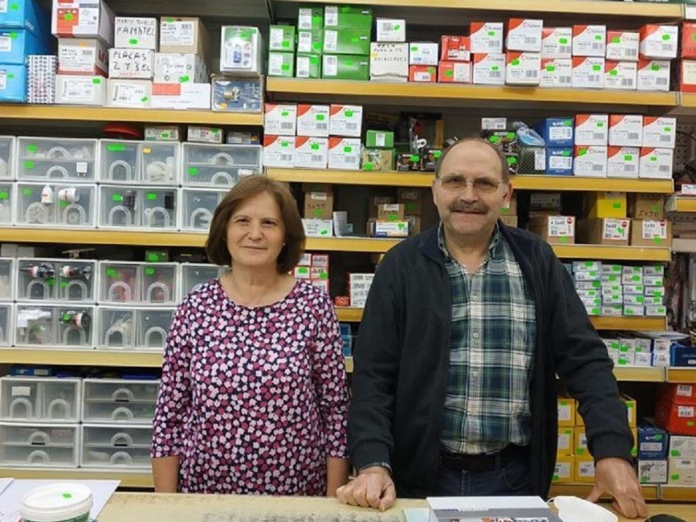 Maribel Lavilla y Ricardo Lázaro, tras su mostrador de la ferretería de Daroca