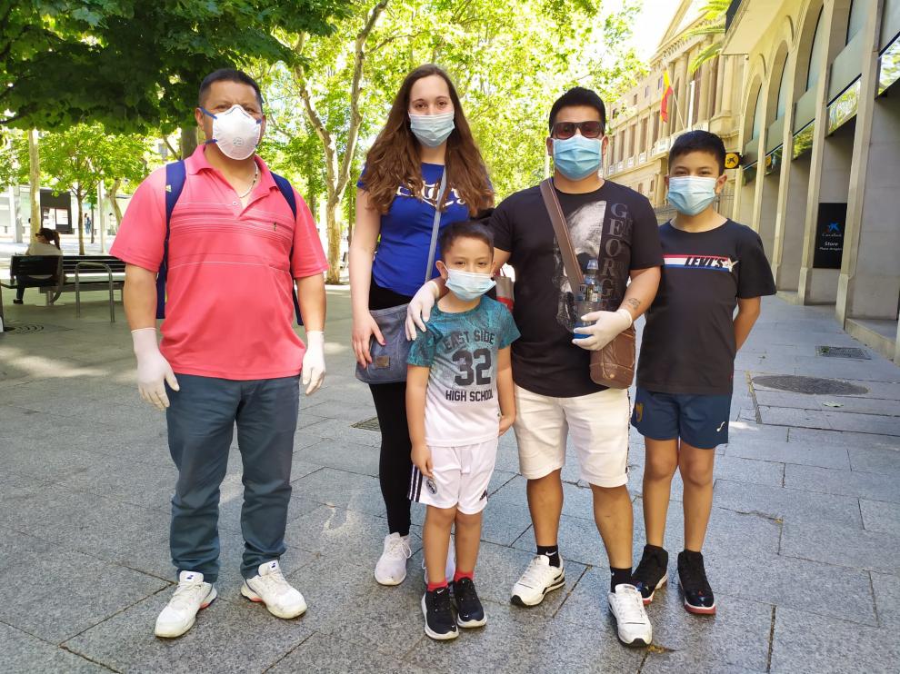 De izquierda a derecha, Ángel Caraguay, su nuera Patricia, su nieto Izan, su hijo César y su nieto Kevin.