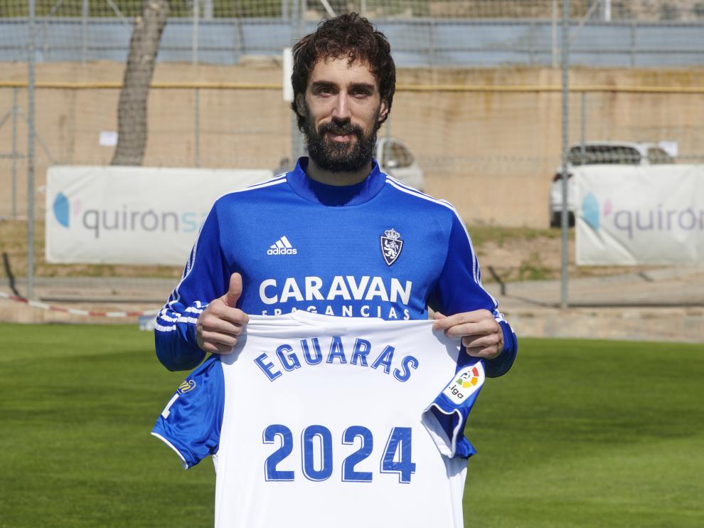 Eguaras posa con una camiseta especial de su renovación.