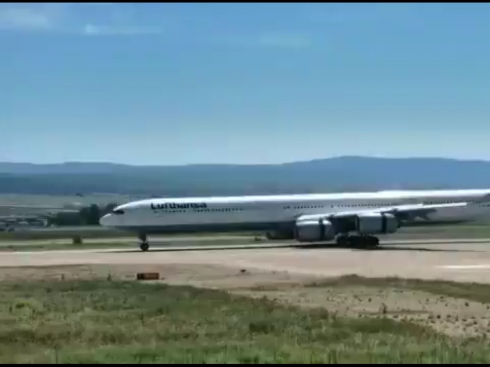Llegada del avión A-340 de Lufthansa que elevó a 100 el número de aviones estacionados.