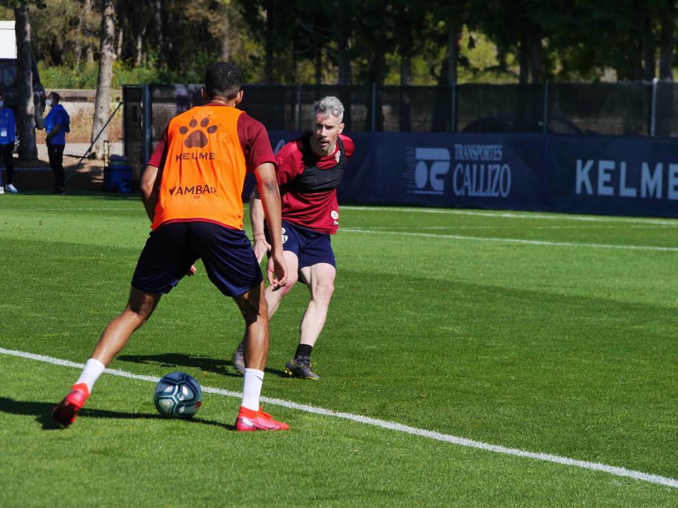 Mboula encara a Luisinho, en el entrenamiento de este martes.