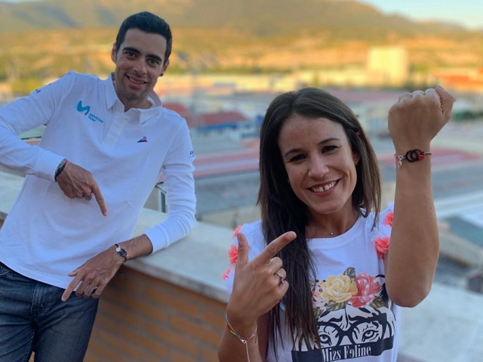 Jorge y Bárbara, con las pulseras solidarias.