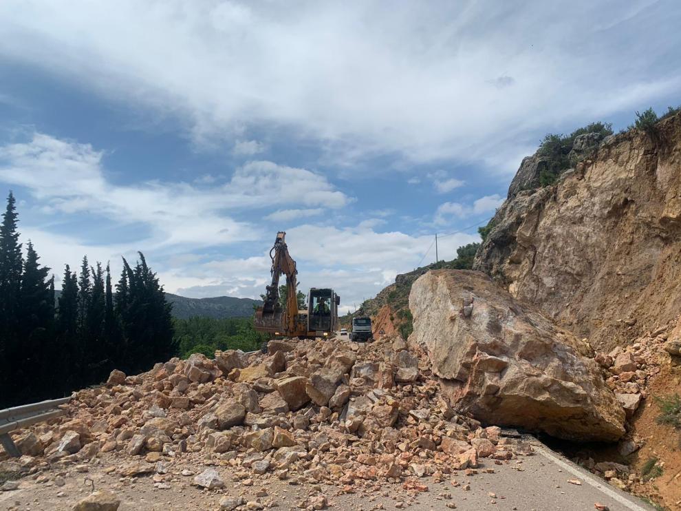 Trabajos realizados por el operativo desplegado por la DPT en el desprendimiento del pasado domingo en la carretera de Berge a Alcorisa