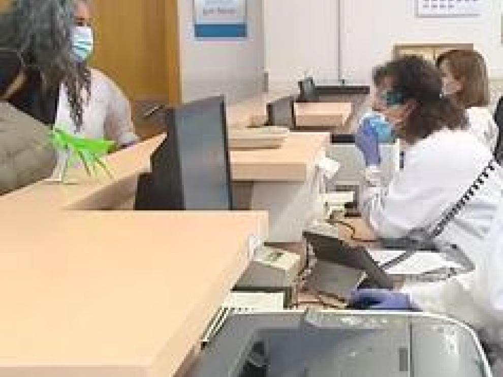 Los llaman rastreadores y son algo así como la "policía del COVID19". ¿Su misión? Encontrar a todo aquel que haya estado en contacto estrecho con un positivo en coronavirus. Familiares, vecinos o amigos; cualquiera puede estar en el punto de mira de los rastreadores. Localizan a la persona y le comunican vía telefónica que debe permanecer aislada durante 14 días.
