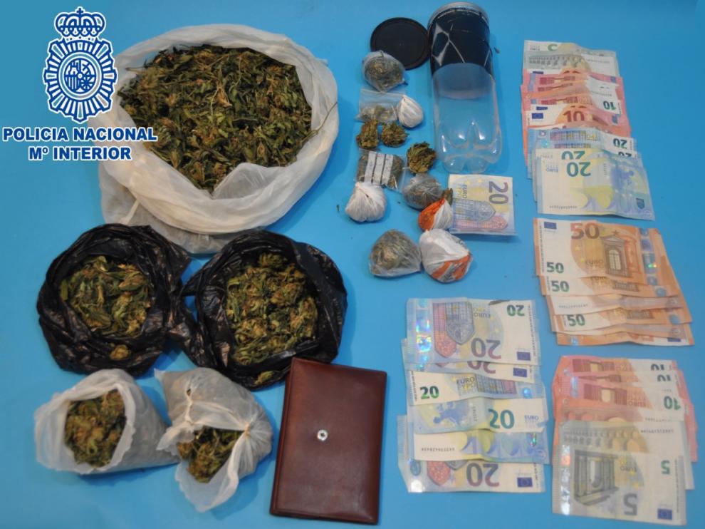Foto de la droga y del dinero en metálico intervenido por la Policía Nacional en Huesca.