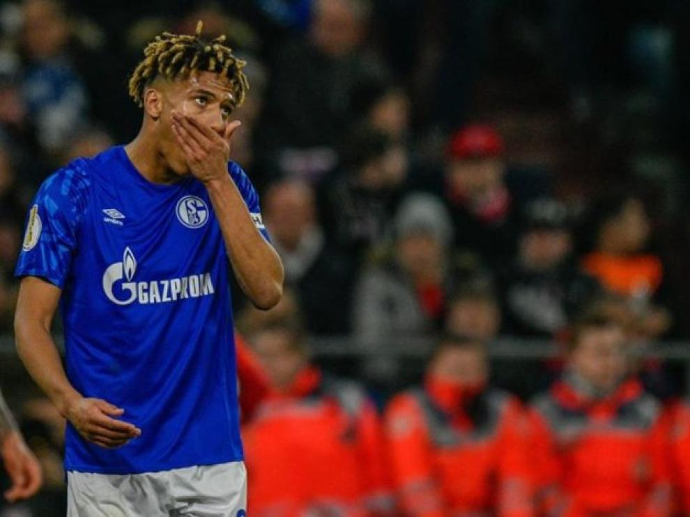 El futbolista del Schalke 04 alemán, Todibo, no pudo terminar el encuentro ante el Dortmund por lesión.