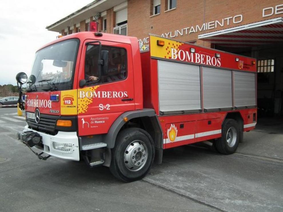 Un camión saliendo del parque de bomberos de Huesca.