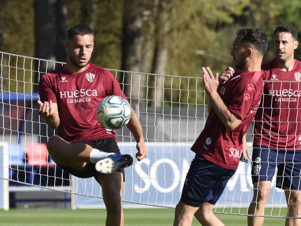Álvaro y Ferreiro, en pleno partido de fútbol tenis ante la mirada de Pedro López.