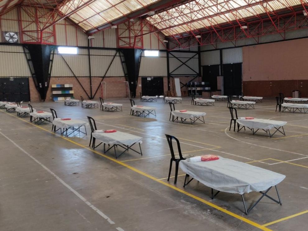 El pabellón del Sotet se ha habilitado ya con 30 camas para temporeros sin techo.