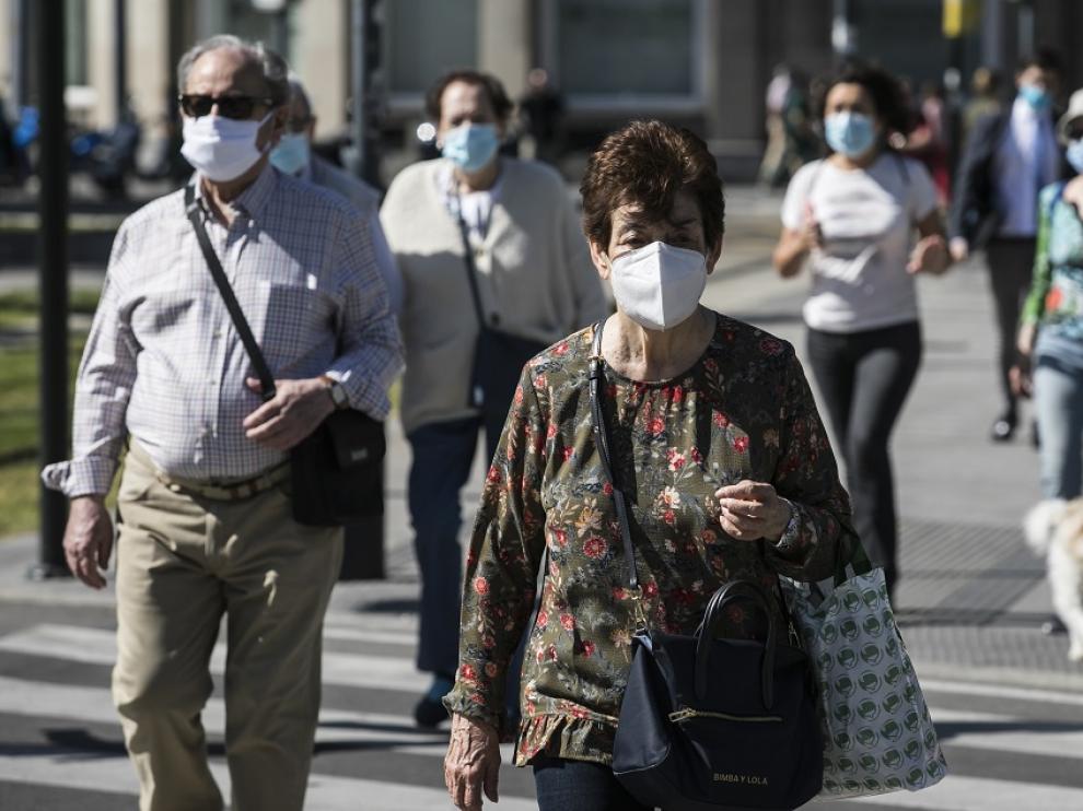 Gente con mascarilla en una calle de Zaragoza