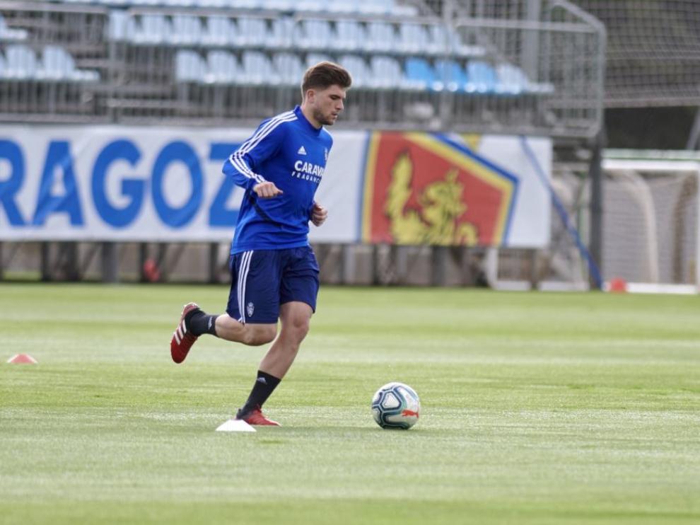 Raúl Guti controla el balón en solitario en un entrenamiento de esta semana en la Ciudad Deportiva.