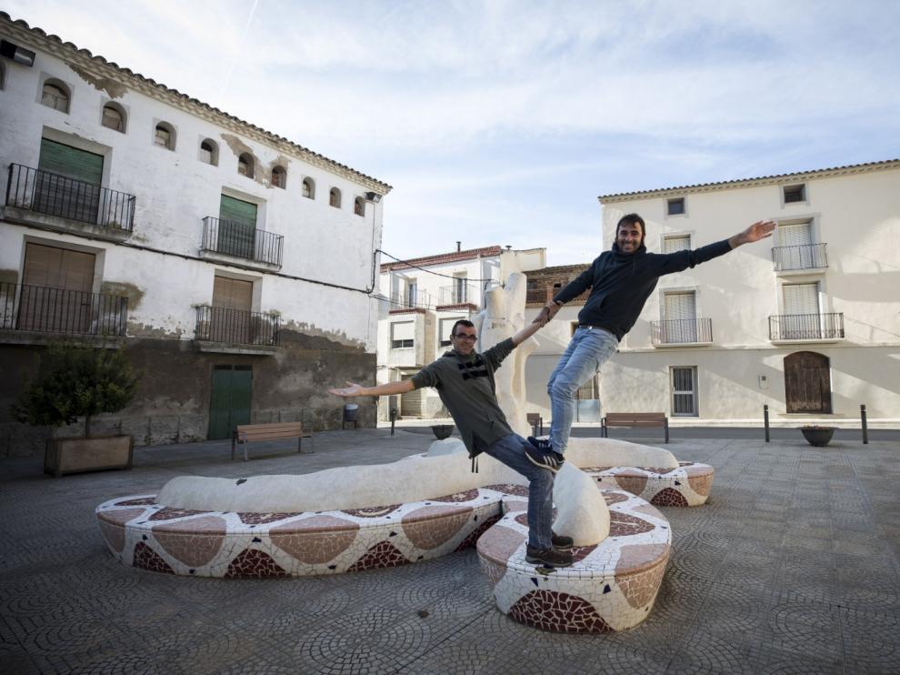 Richi Ariño y Román Bometón, del Circo La Raspa, en el centro de su pueblo, Altorricón