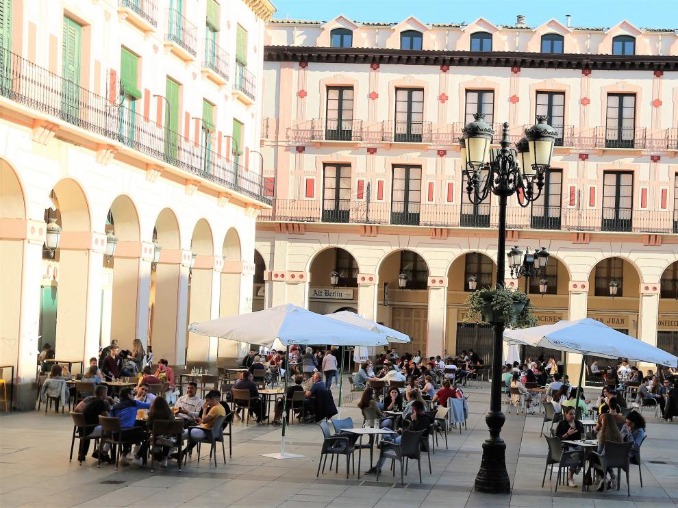 Terrazas en la plaza López Allué de Huesca en plena desescalada