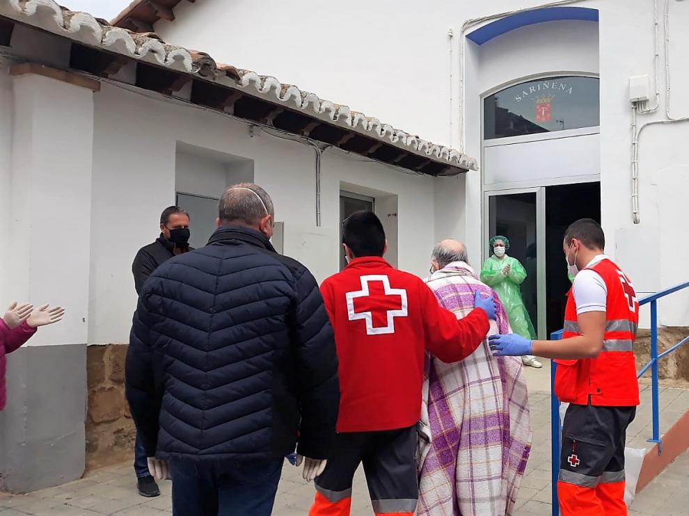 Voluntarios de Cruz Roja acompañan a la residencia de Sariñena a un usuario al que han trasladado desde Huesca.