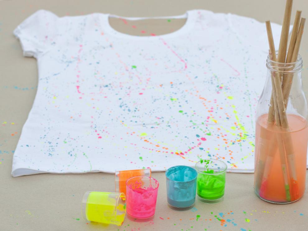 Camiseta decorada a mano.