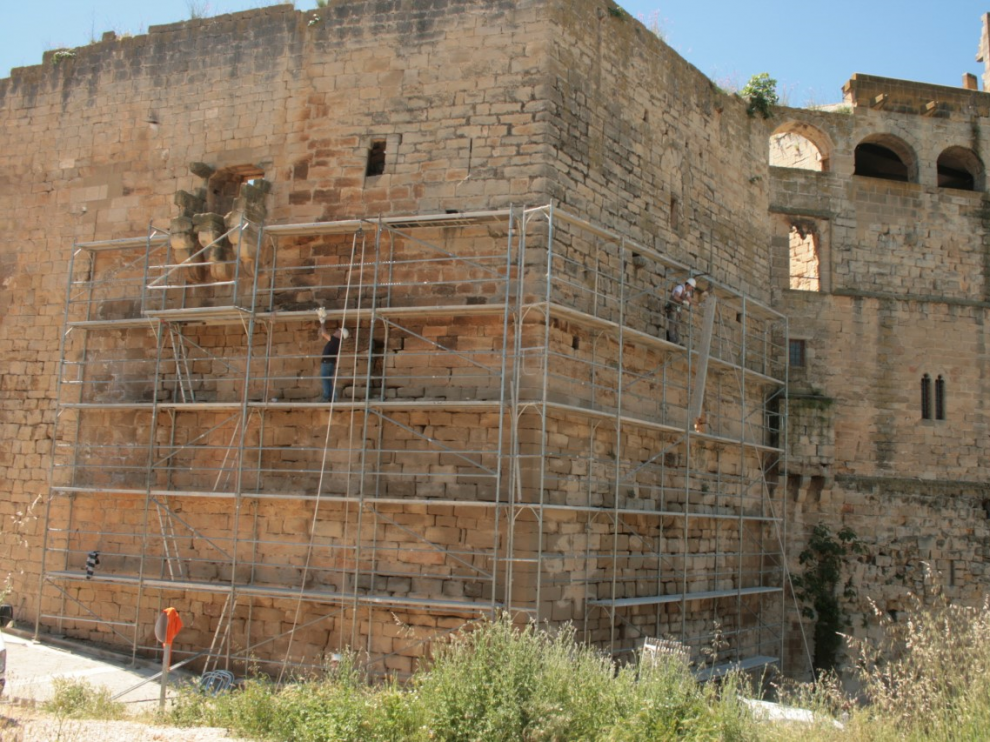 Andamios colocados en una de las fachadas del castillo para completar su restauración.