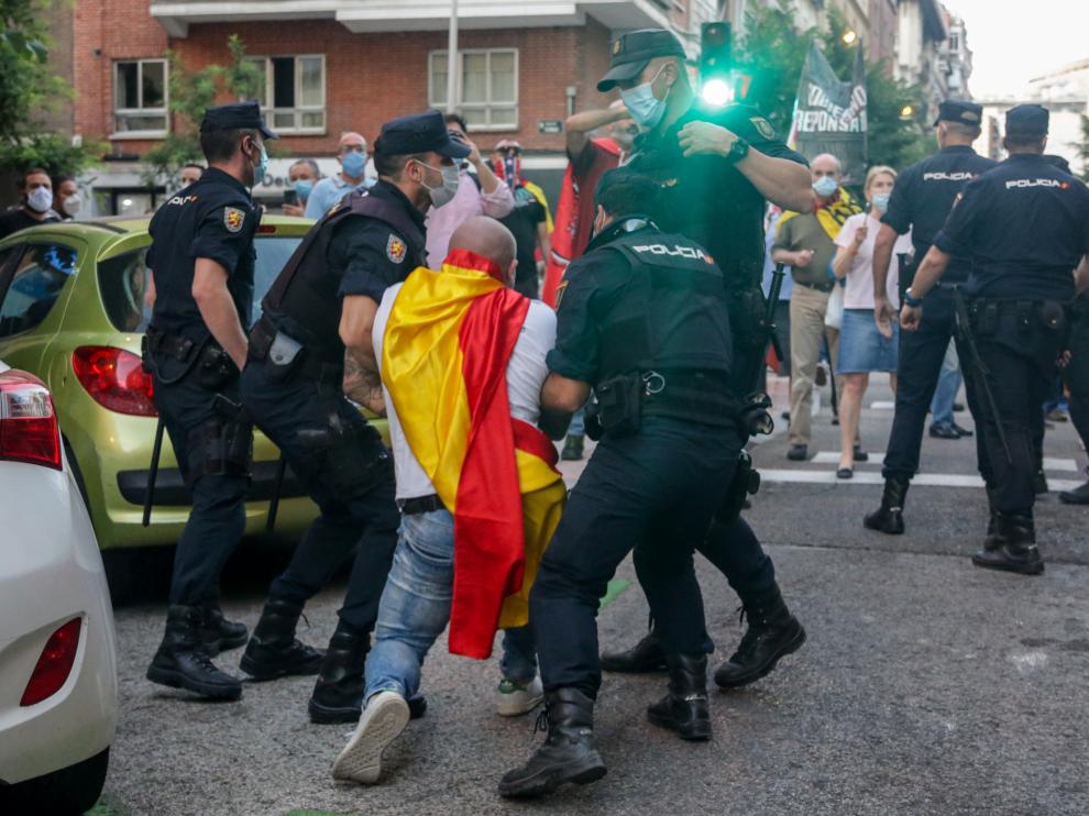 Detenciones durante las protestas frente a la sede del PSOE en Madrid.