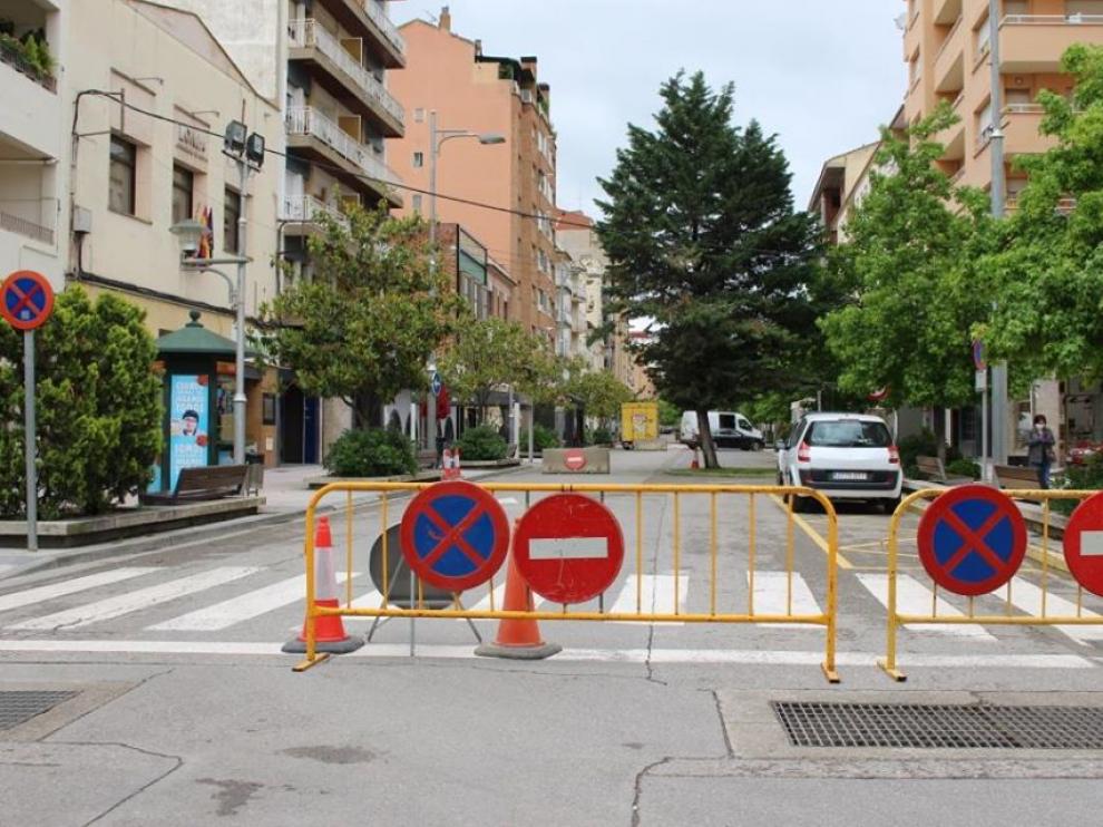La avenida del Pilar, en el tramo entre la plaza de España y la calle Tarragona, está cerrada al trafico para facilitar el tránsito de personas y la colocación de terrazas.