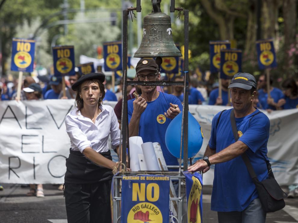 La campana de Erés durante una manifestación contra el embalse en Zaragoza.
