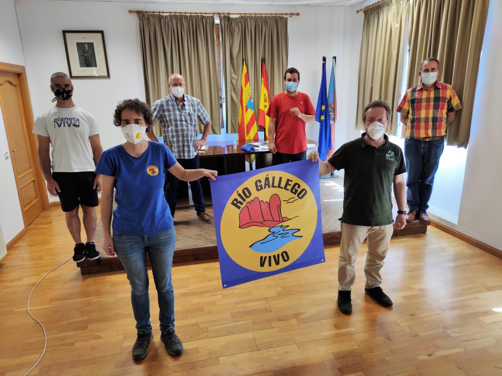 Representantes municipales, de organizaciones ecologistas, de la coordinadora y de las empresas en el Ayuntamiento de Biscarrués este viernes