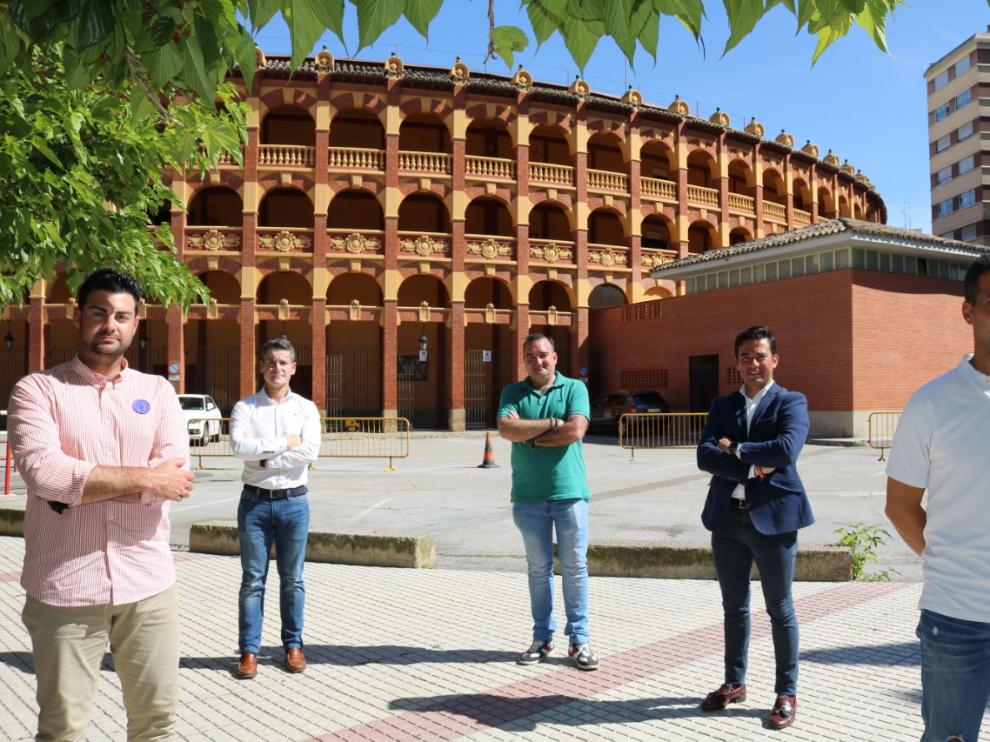 José Daniel Guerrero, Jesús Arruga, Daniel Agudo, Imanol Sánchez y Javier Marcuello, ayer, en la plaza de la Misericordia.