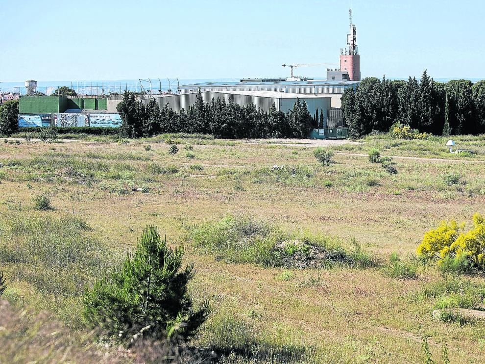Vista de los suelos de la prolongación de Gómez Laguna, donde el Ayuntamiento de Zaragoza proyecta un hospital