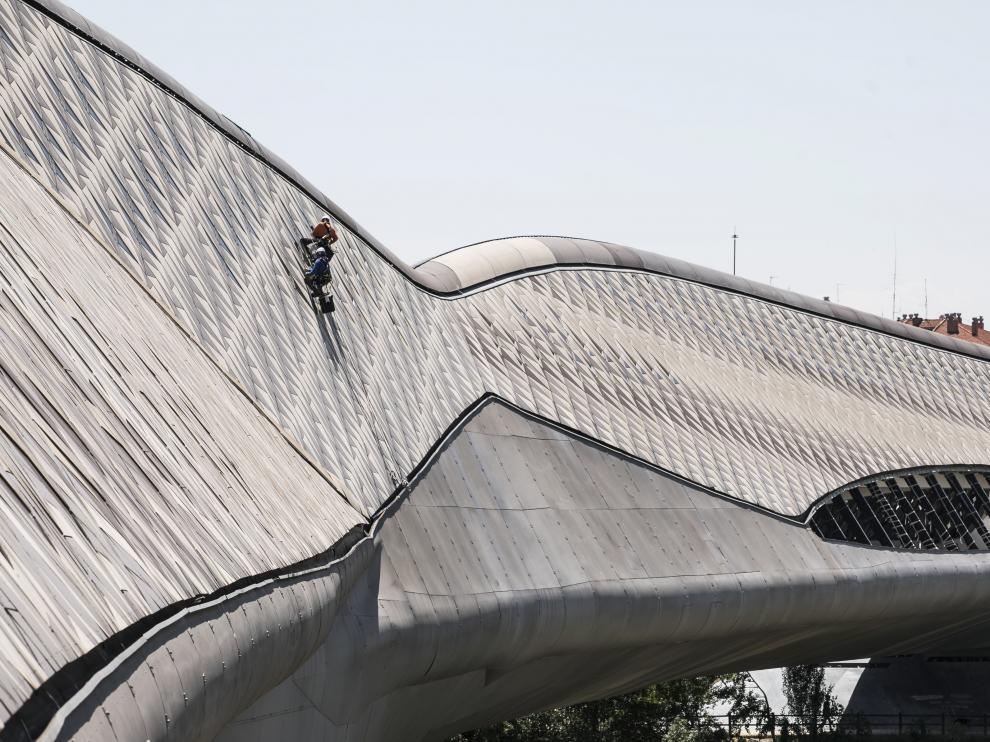 Colgados para cerrar 953 lucernarios. Los operarios de Ingemetal han instalado la mitad de los vidrios con protección solar que cerrarán las aperturas repartidas por los 9.300 metros cuadrados que ocupa la cubierta. Este trabajo se rematará en algo más de un mes.